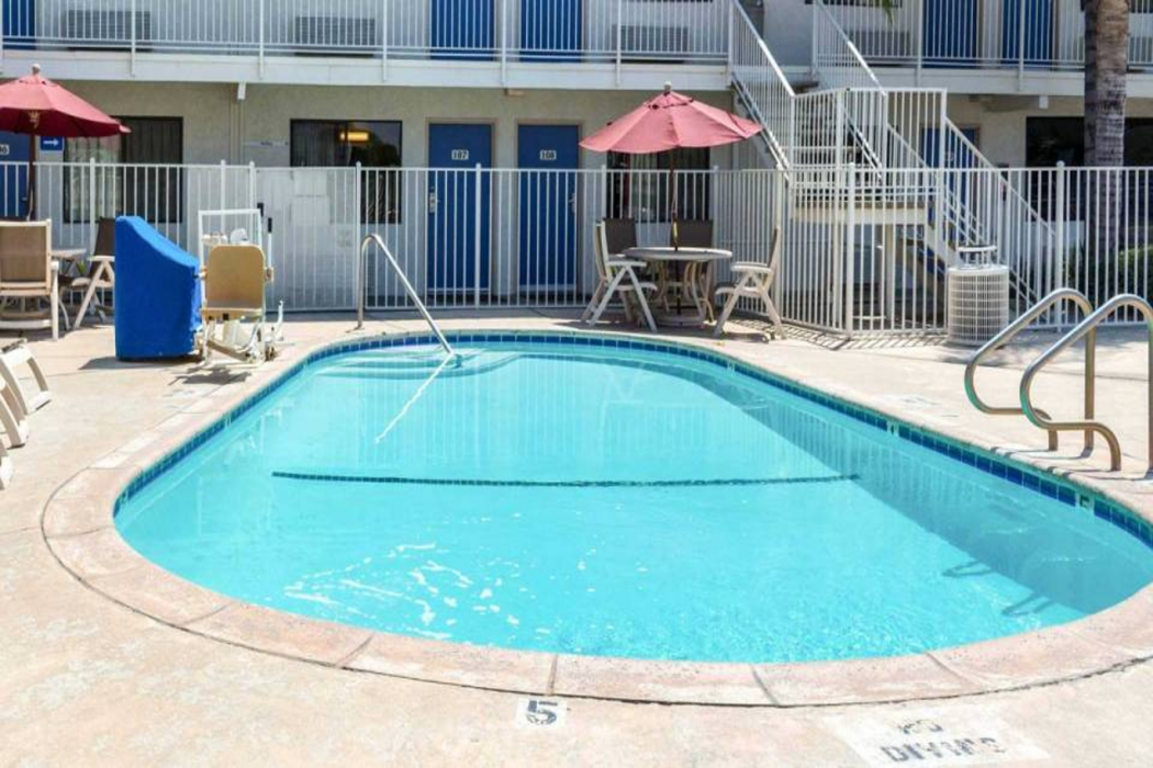 Motel6 Bakersfield, CA - Convention Center 25/37
