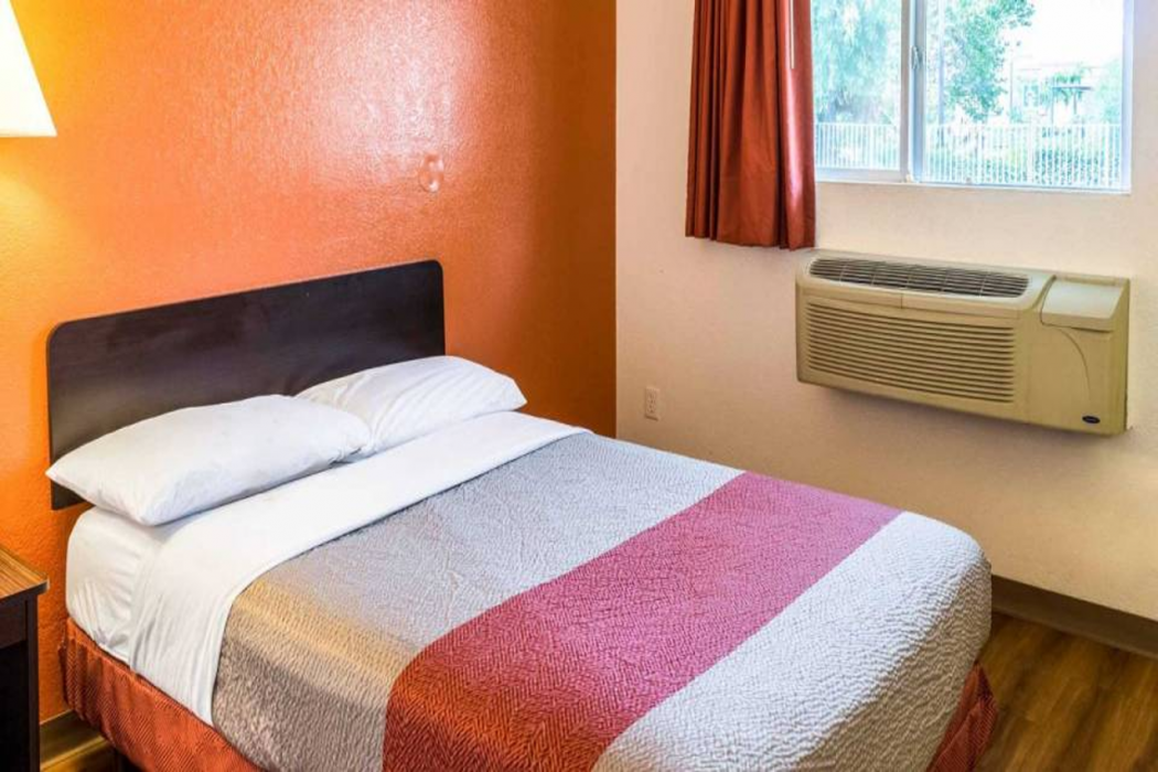 Motel6 Bakersfield, CA - Convention Center 14/37