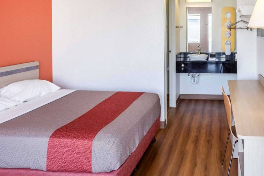 Motel6 Bakersfield, CA - Convention Center 11/37