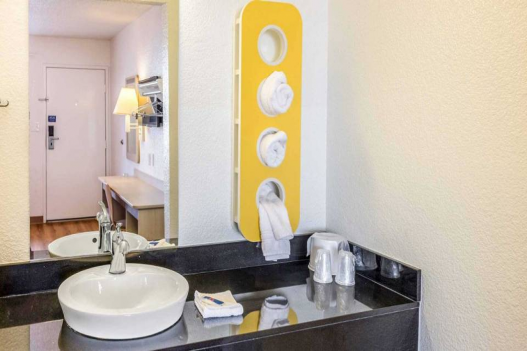 Motel6 Bakersfield, CA - Convention Center 18/37
