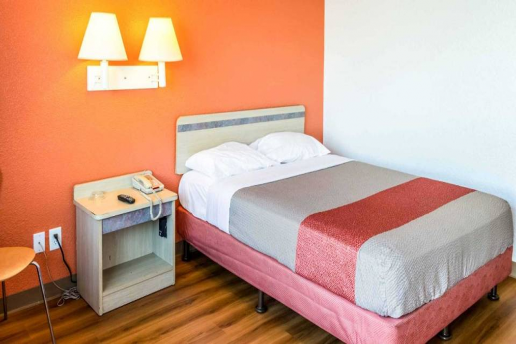 Motel6 Bakersfield, CA - Convention Center 12/37