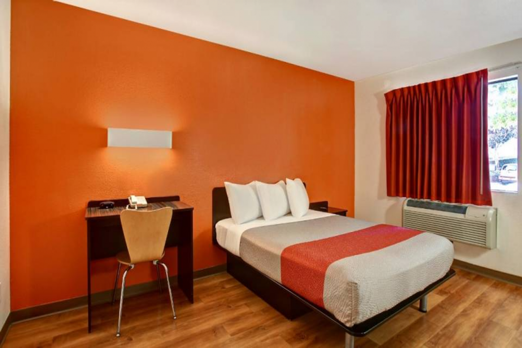 Motel6 Sunnyvale, CA - North 14/60