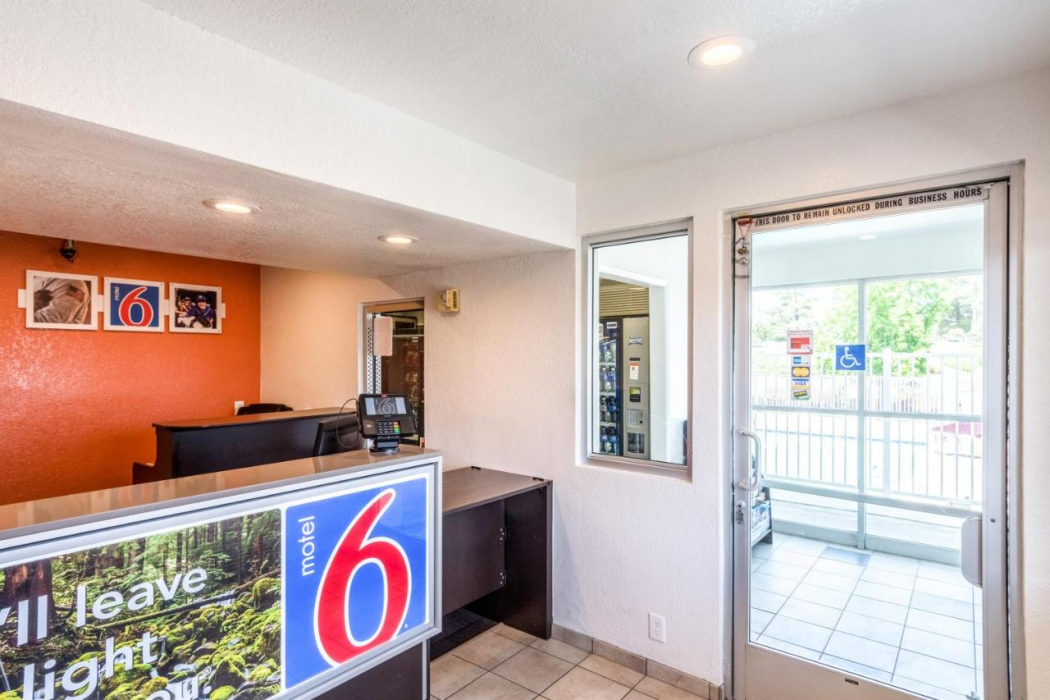 Motel6 Redding, CA - Central 9/47