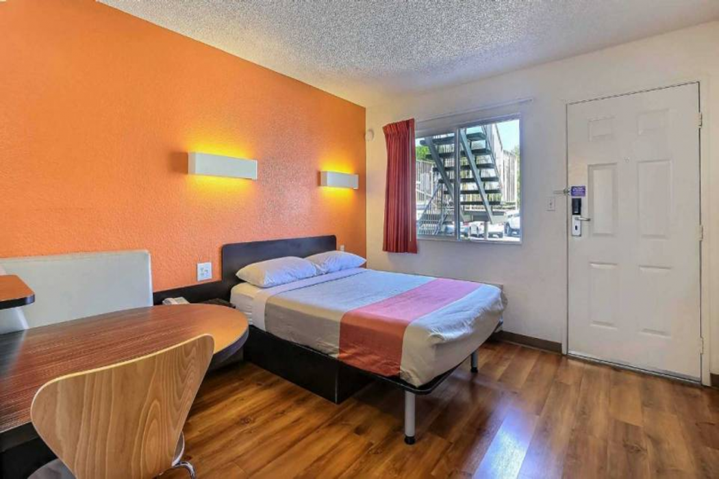 Motel6 Pleasanton, CA 24/63