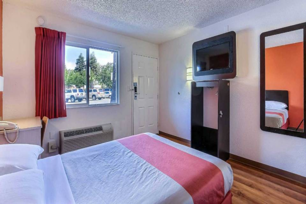 Motel6 Pleasanton, CA 23/63