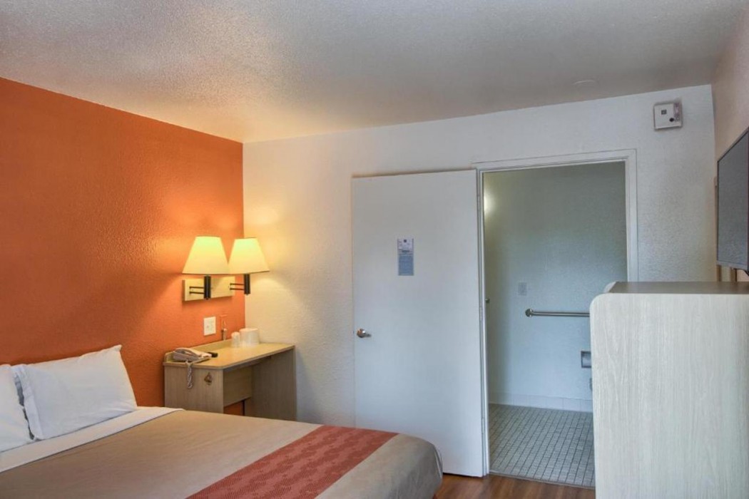 Motel6 Everett, WA - North 12/38