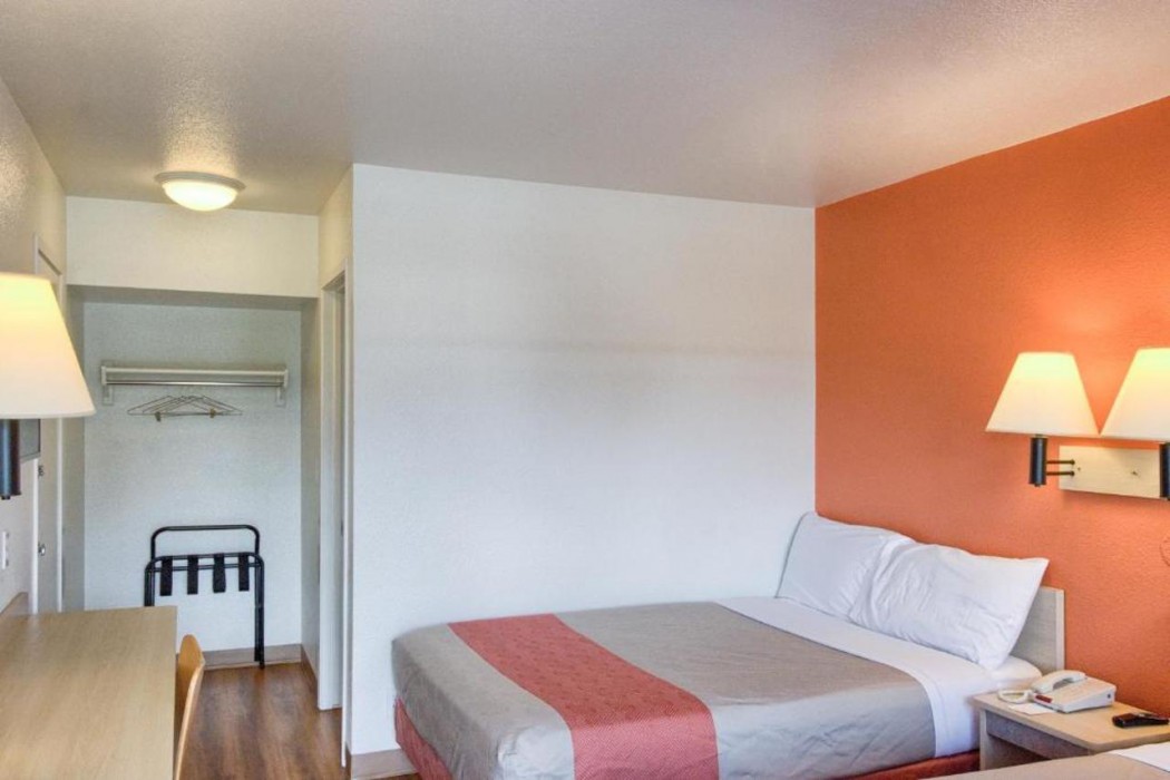 Motel6 Everett, WA - North 8/38