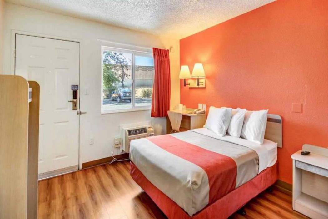 Motel6 Stockton, CA - North 16/46