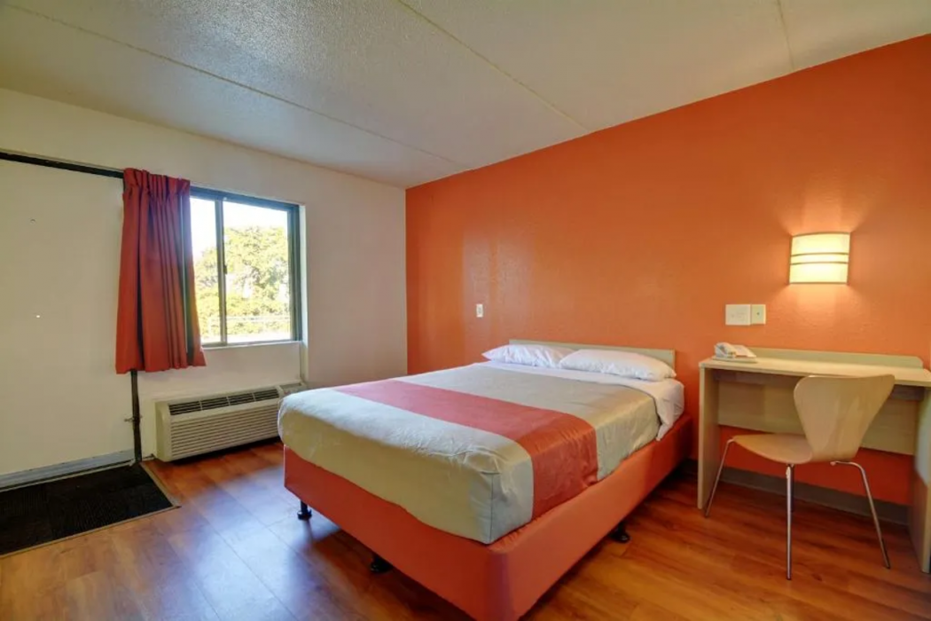 Motel6 Chicopee, MA - Springfield 11/37
