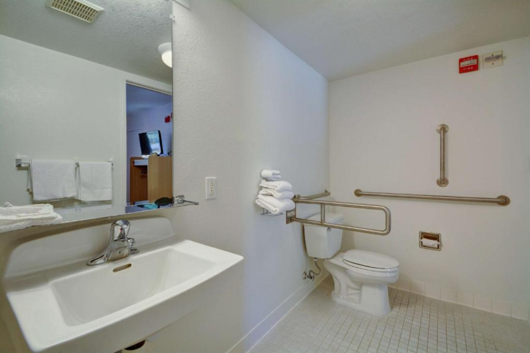 Motel6 Windsor Locks, CT - Hartford 43/66
