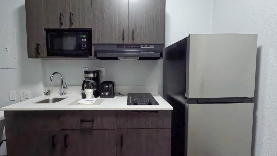 1 QUEEN BED MOBIL ACCESS RI SHWR KITCHEN