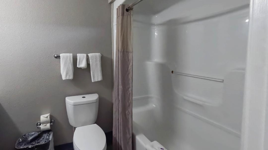 2 FULL BEDS MOBILITY ACCESSIBLE TUB KTCHN