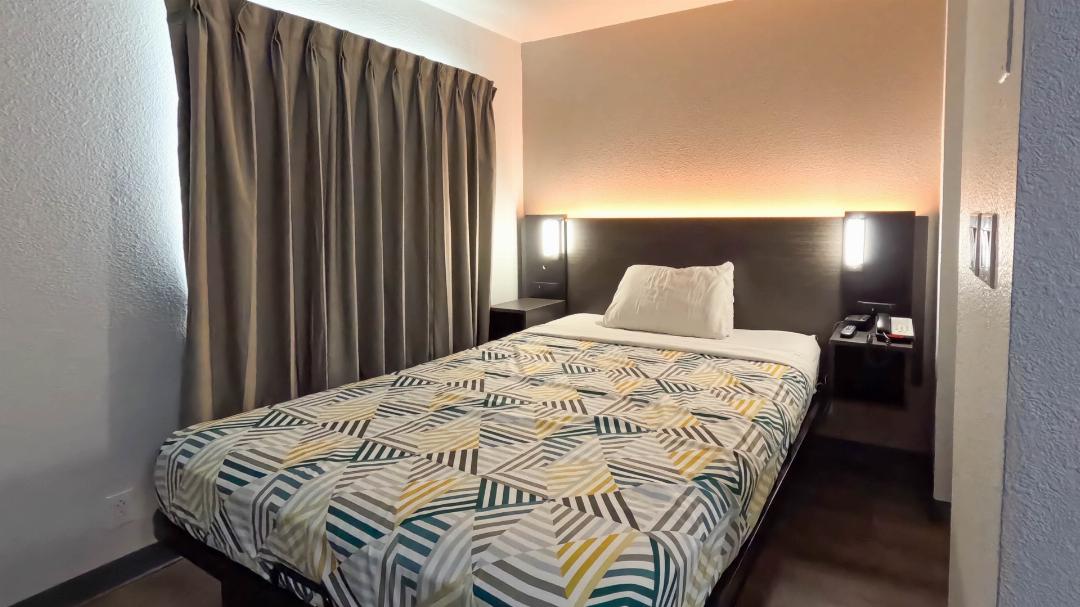 1 Queen Bed Mobil Access Ri Shwr Kitchen، Studio6 Brownsville, TX 6/6