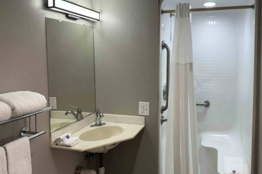 Motel6 Bradenton, FL 18/63