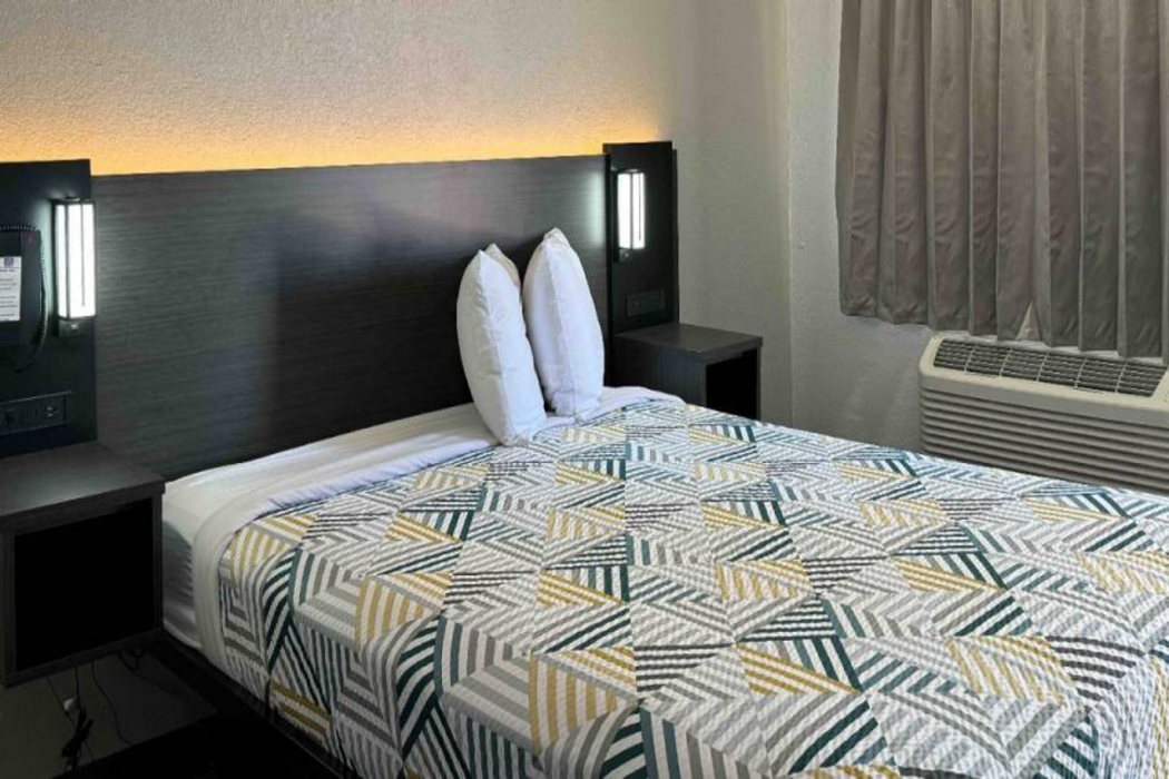 Motel6 Bradenton, FL 24/63