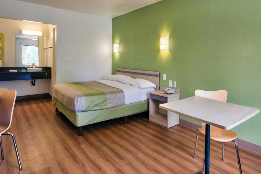 Motel6 Tallahassee, FL - Downtown 14/59