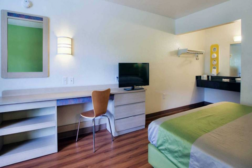 Motel6 Tallahassee, FL - Downtown 17/59