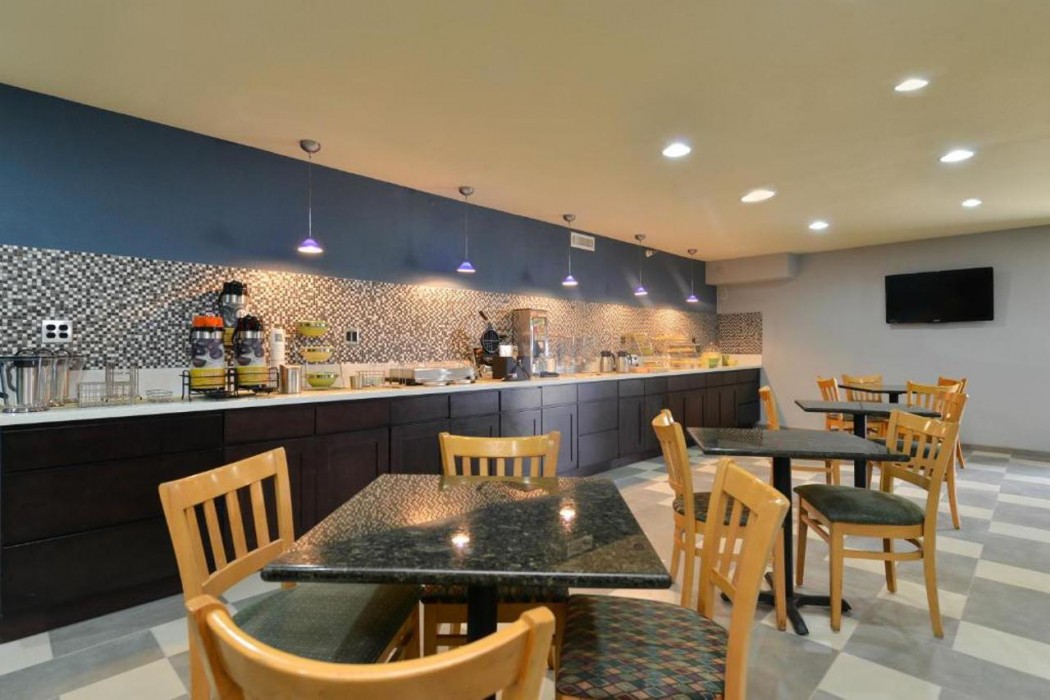 Quality Inn Needles, CA 22/34