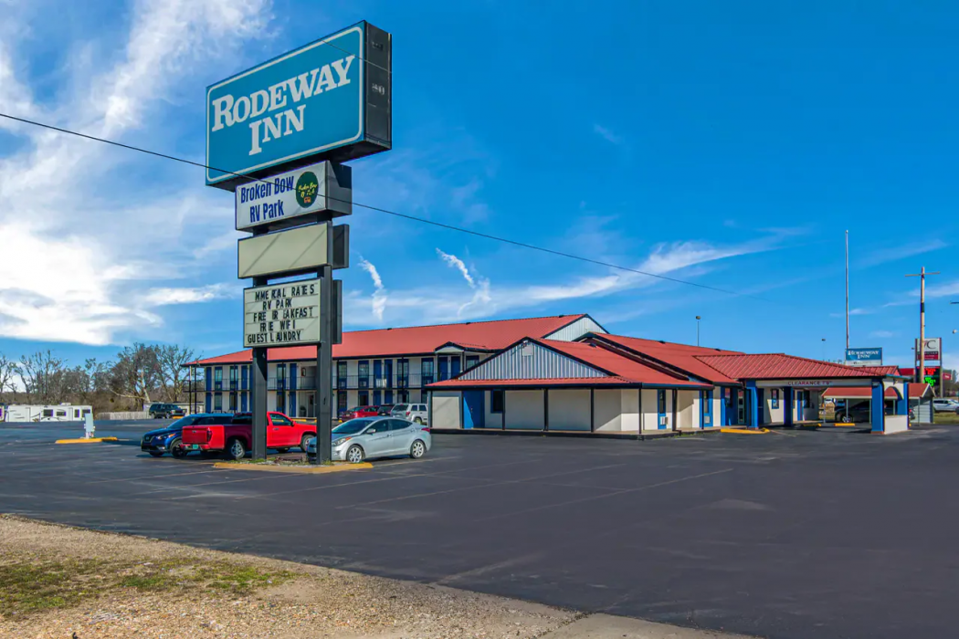 Rodeway Inn Broken Bow-Hochatown 1/10