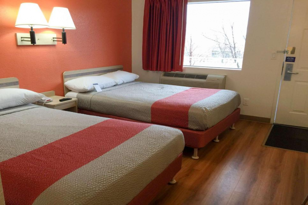 Motel6 Roseville, MN - Minneapolis North 7/33