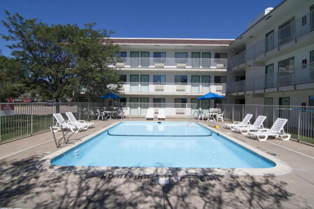 Motel6 Roseville, MN - Minneapolis North 24/33