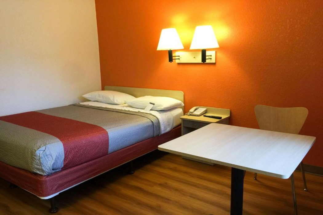 Motel6 Roseville, MN - Minneapolis North 8/33
