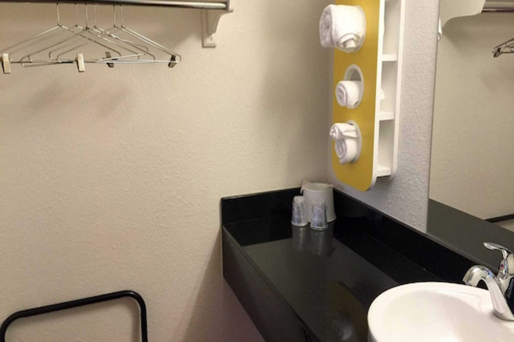 Motel6 Roseville, MN - Minneapolis North 12/33