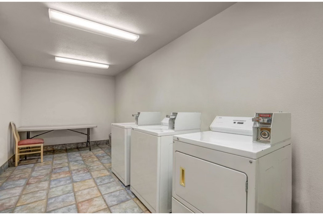 Howard Johnson by Wyndham Lemoore 44/68