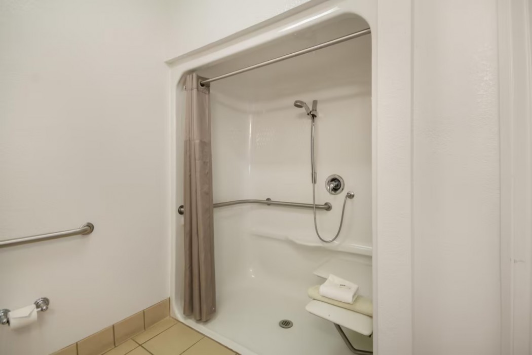 Howard Johnson by Wyndham Lemoore 28/68