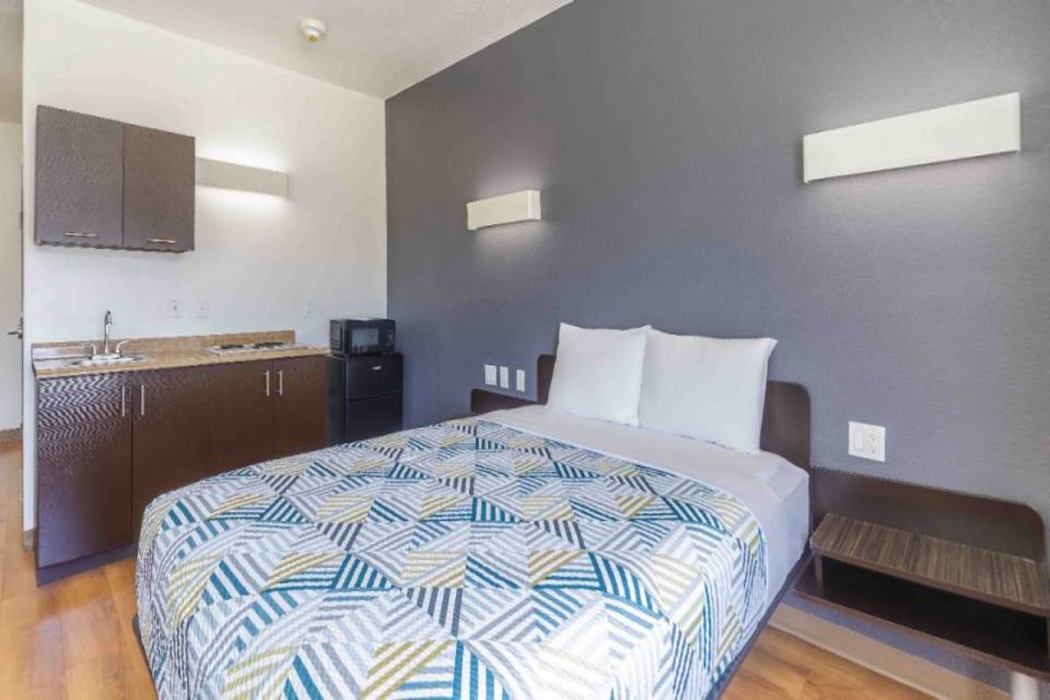 Motel6 Laredo, TX - Airport 24/66