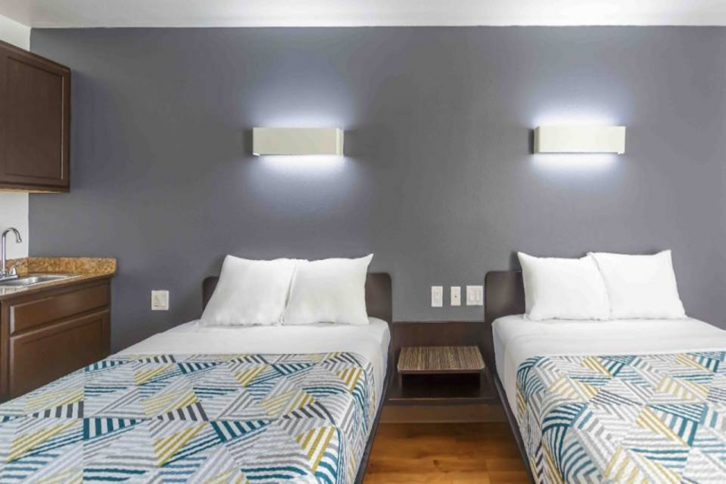 Motel6 Laredo, TX - Airport 11/66