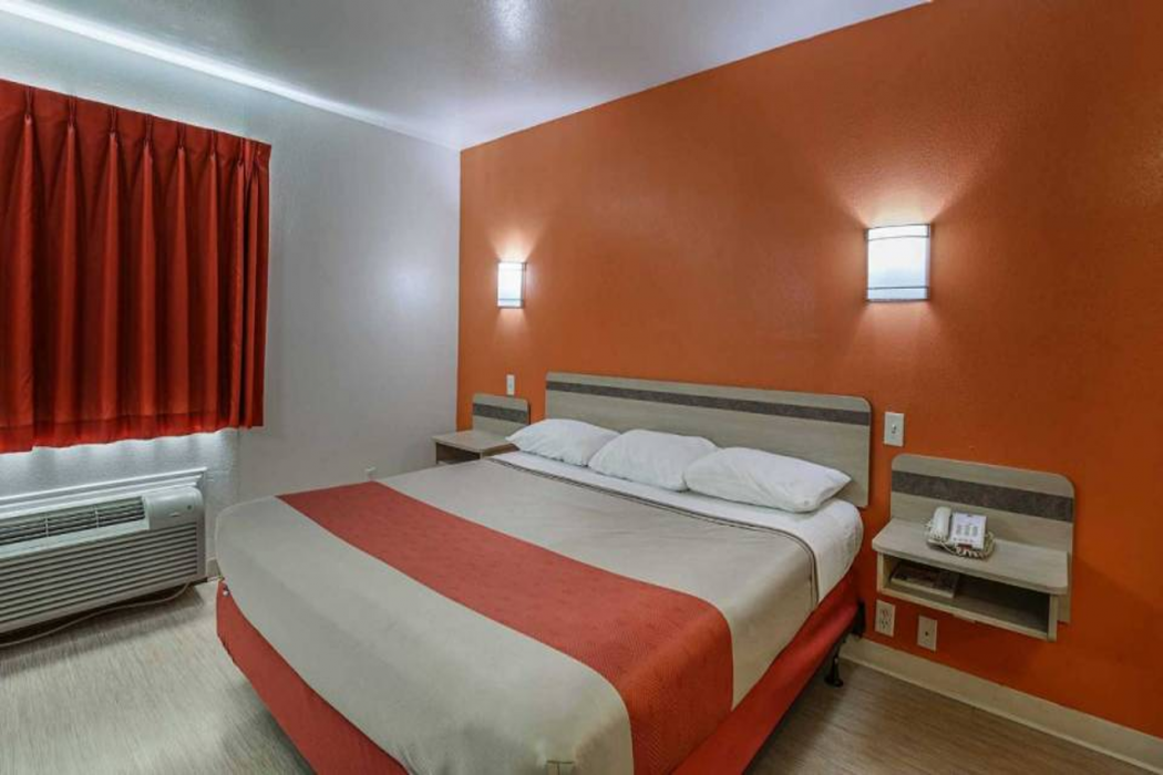 Motel6 Pasadena, TX 8/45