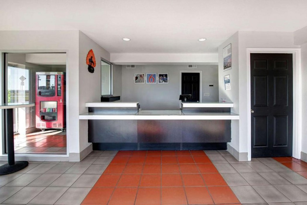 Lobby at Motel6 Sulphur Springs, TX, SULPHUR SPRINGS - TX