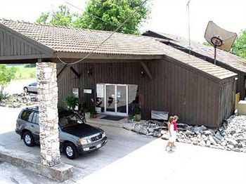 Gruene Outpost River Lodge 1/50