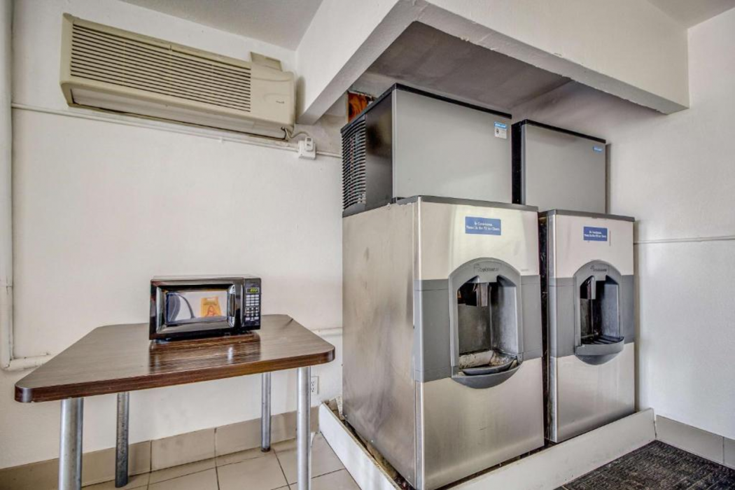 Motel6 Conroe, TX 35/63