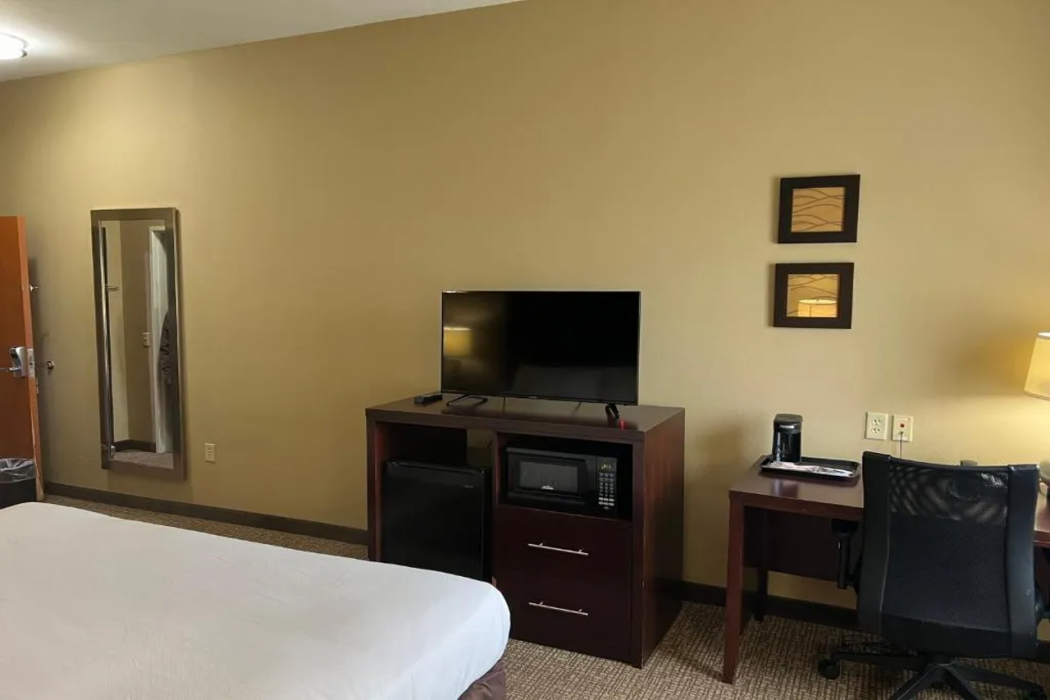 Days Inn & Suites by Wyndham Manheim Lebanon 8/26