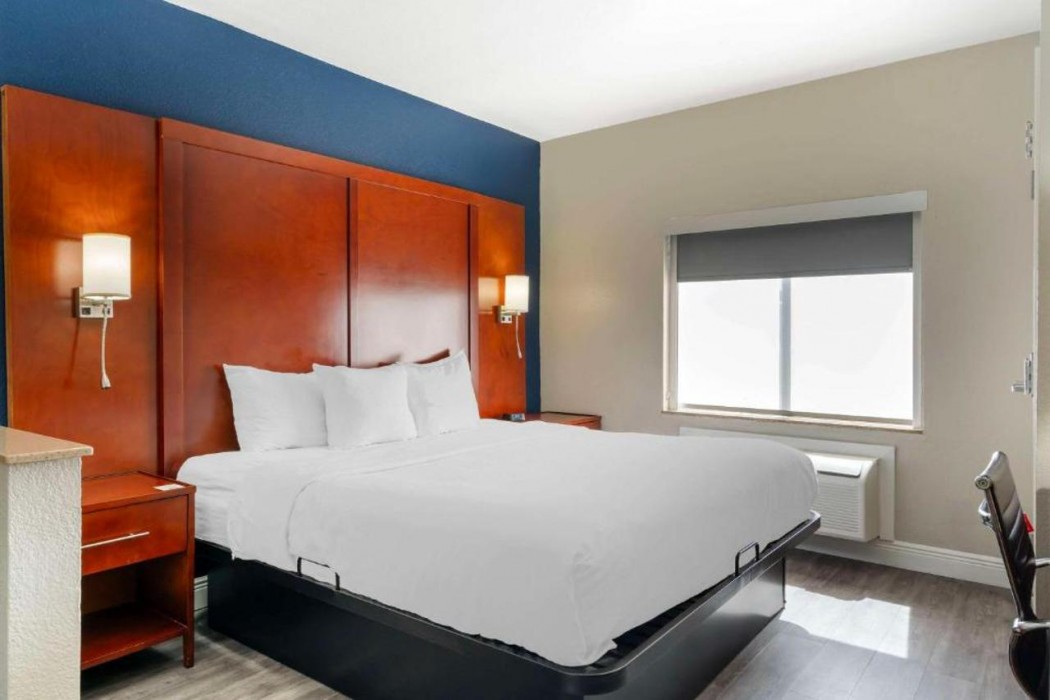 Comfort Suites West Jacksonville, FL 15/35
