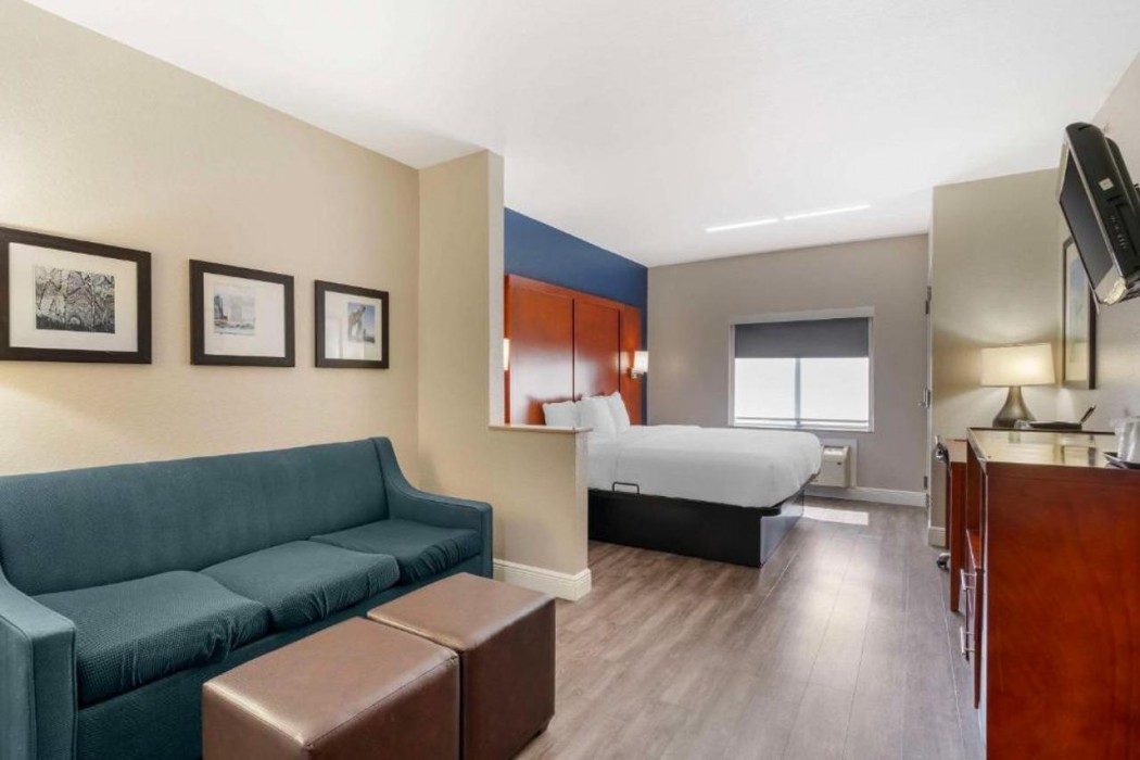 Comfort Suites West Jacksonville, FL 8/35