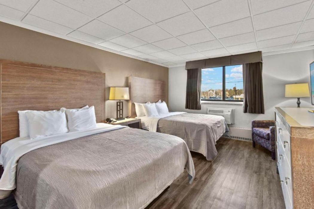 Quality Inn & Suites Green Bay Downtown 10/25