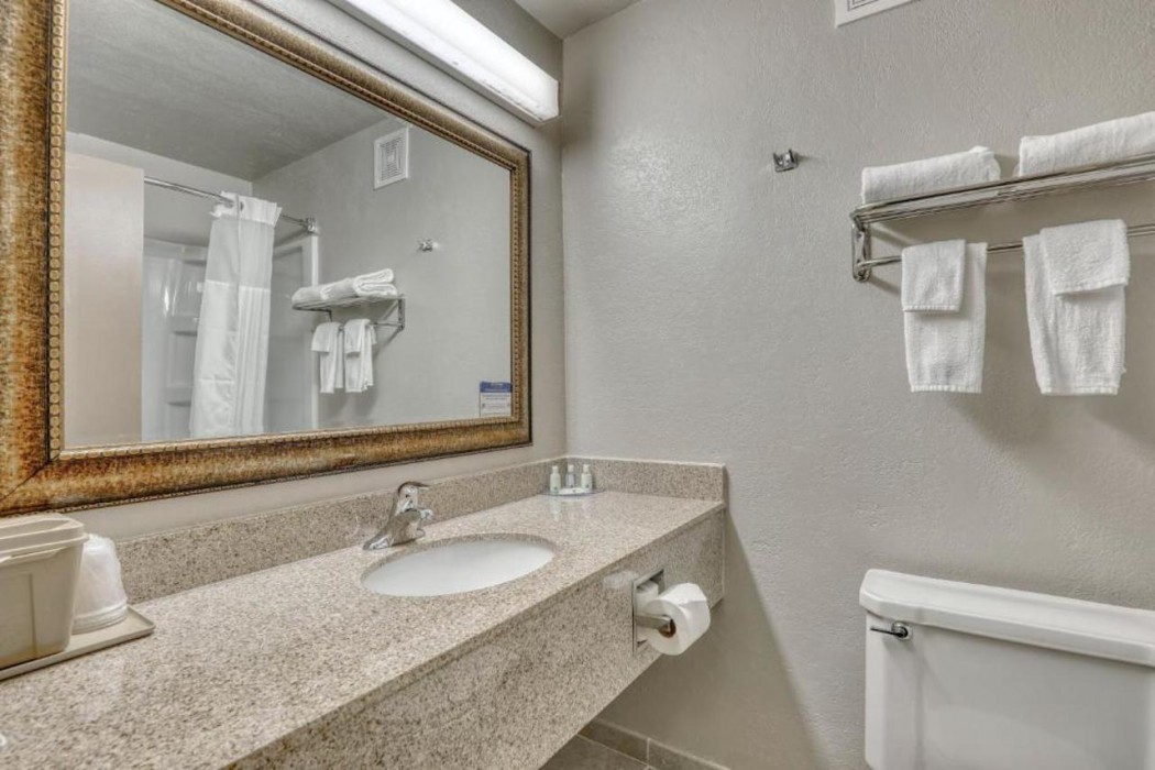 Quality Inn & Suites Green Bay Downtown 11/25