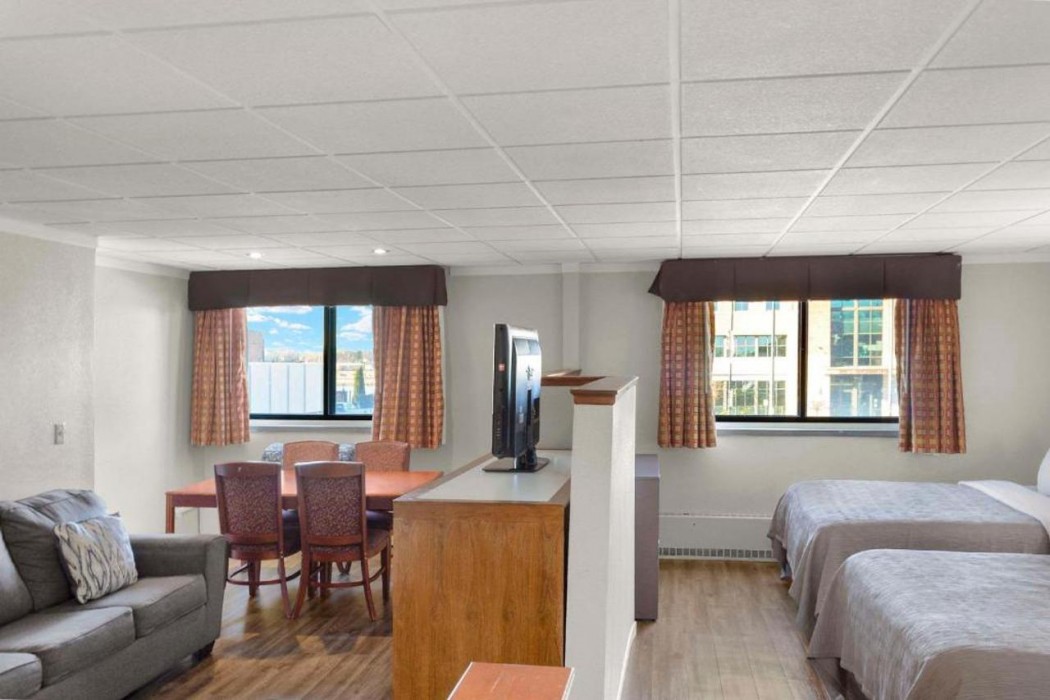Quality Inn & Suites Green Bay Downtown 8/25