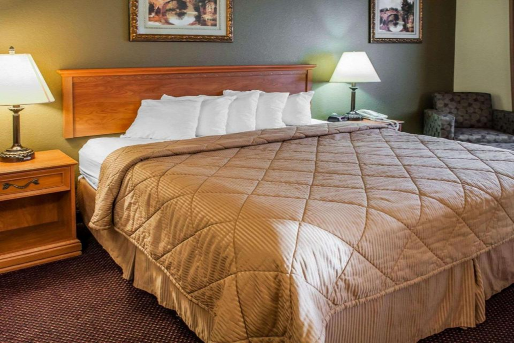 Rodeway Inn Espanola 15/23