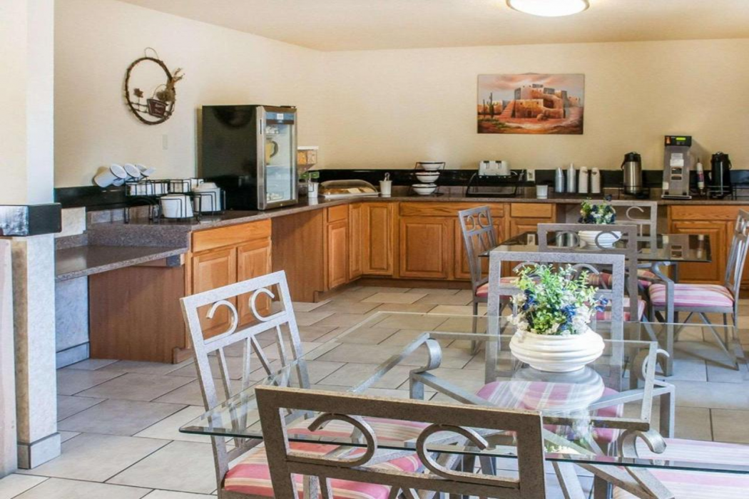 Rodeway Inn Espanola 18/23