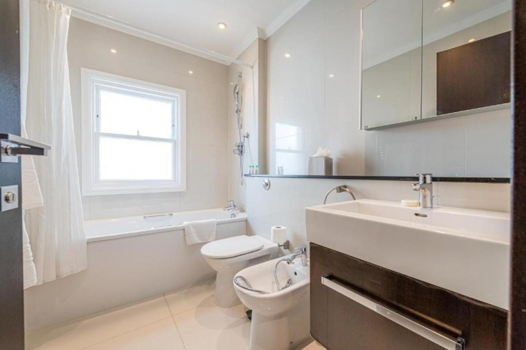 130 Queensgate Apartments 8/48