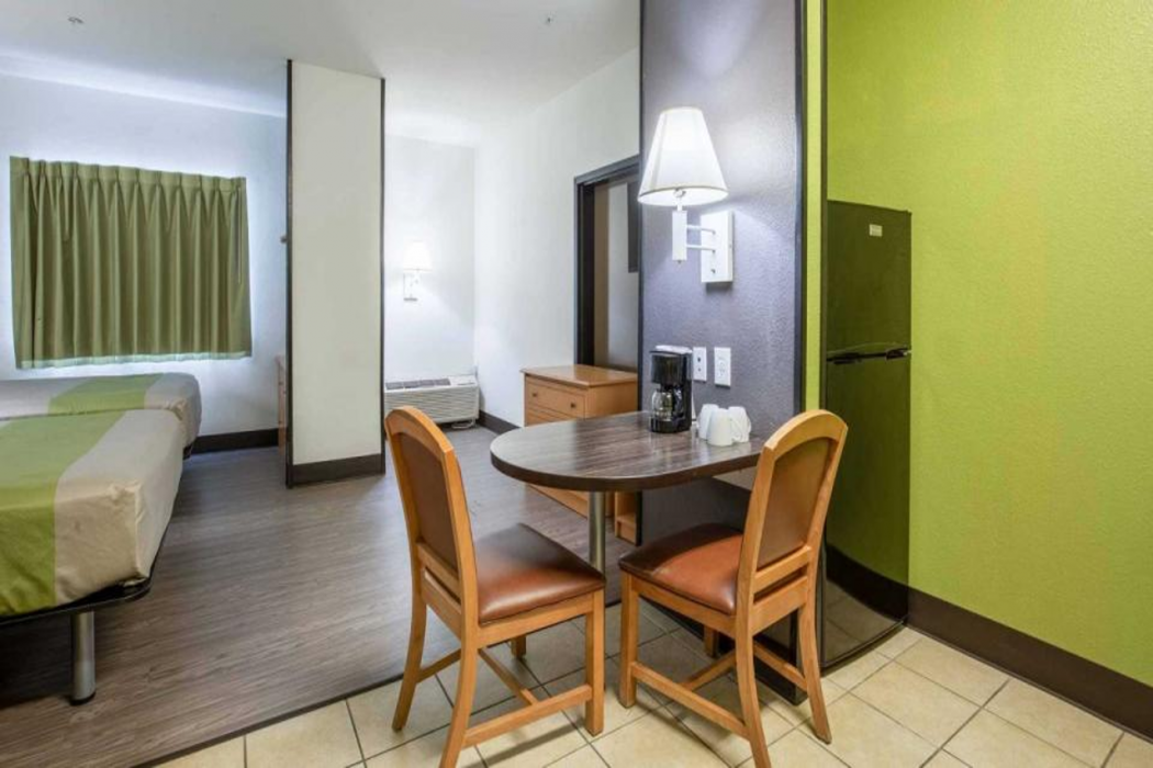 Studio6 Bay City, TX 27/62