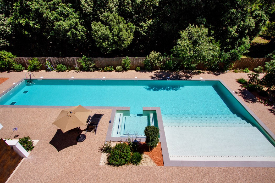 Swimming pool area with spa
