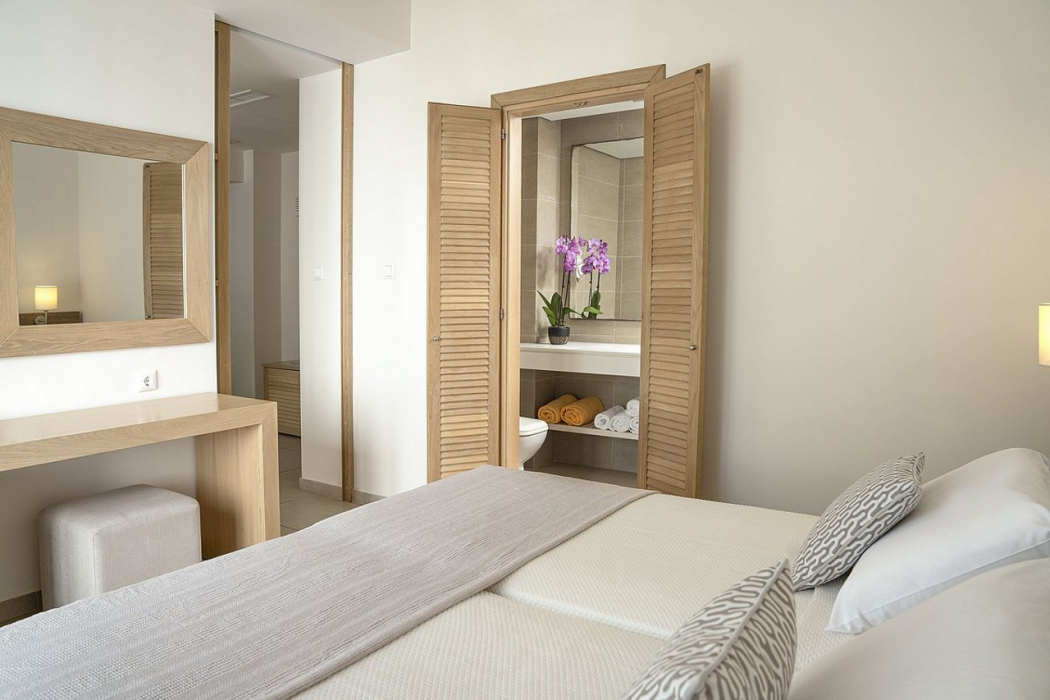 Maritimo Beach Hotel 11/65