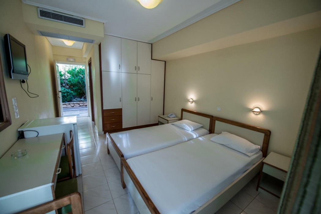 Ionis Hotel 23/42