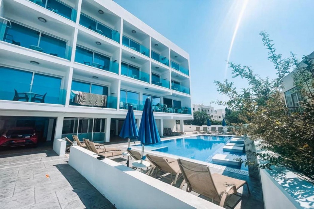 Sunny Blue Hotel 96/131