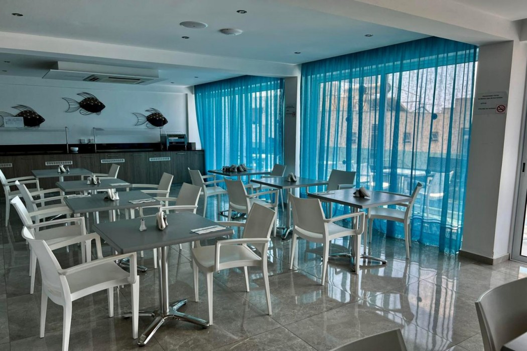 Sunny Blue Hotel 80/131